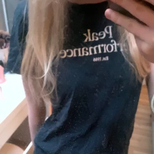 Peak performance T-shirt - T-Shirt från peak performance i storlek 150. Inga defekter. Färgen är mörkblå.