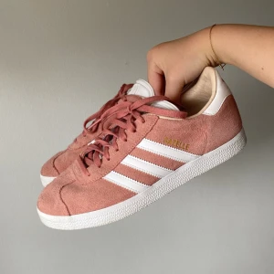 Adidas Gazelle skor - Säljer nu dessa gulliga och fräscha Adidas skor i modellen Gazelle! De är i st 37,5. Endast använda en gång så dom är i nyskick✨ Kom privat för frågor/bilder🤩