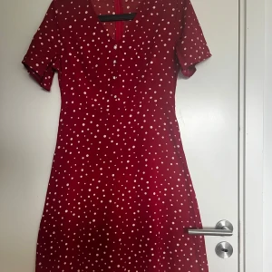 Sommarklänning  - Super fin sommarklänning som jag knappt har använt ✨ Storlek 34 🫶🏽 Bara att hör av sig om ni vill ha fler foton 💞
