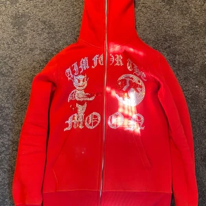 Aimforthemoon | Rhinestone zip hoodie - Röd rhinestone zip som är i bra skick. 👍🏼Säljer den eftersom att den inte passar mig längre. Inga defekter vad jag kan se. ✅ Pris kan diskuteras, hör av dig vid frågor :)