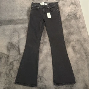 Bootcut Jeans - Ett par svarta lådmidjade bootcut jeans från lager 157, i storlek XS short length. De är helt oanvända med prislappen kvar. 