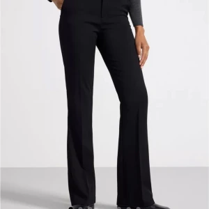 Kostymbyxor FIONA  - Kostymbyxor från Lindex. I fint skick, säljer pga att dem blivit förstora. Storlek 46, extra långa ben