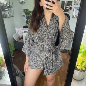 Kimono - Jättefin kimono med knytning i midjan! Kör på sellpy, men inga defekter 