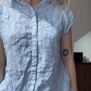 Blå randig skjorta  - Ljusblå randig skjorta i storlek 36.