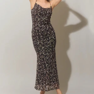 Leopard klänning  - Superfin leopard klänning från Gina Tricot. Aldrig använd endast provad.