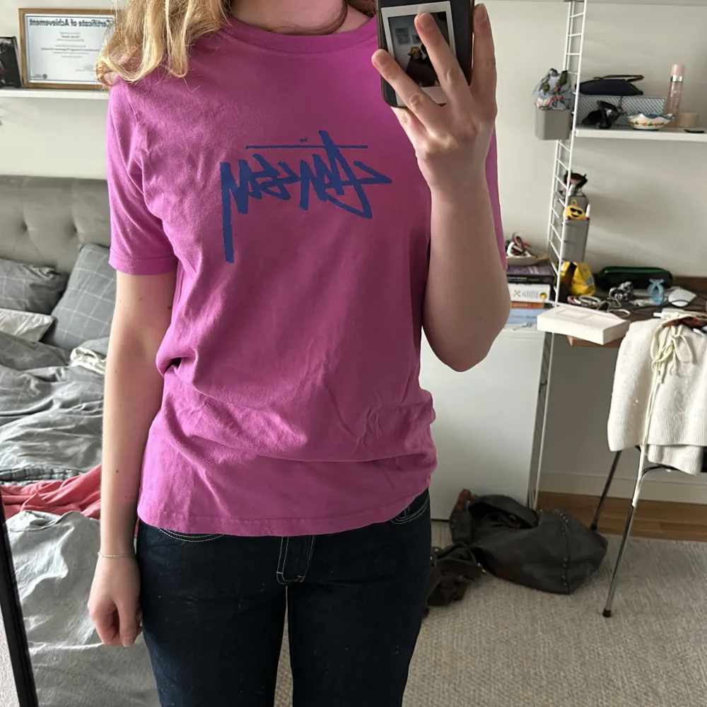 Säljer min stussy t shirt då jag knappt använt den!! Normal passform, för ref. är jag ca 175cm. . T-shirts.