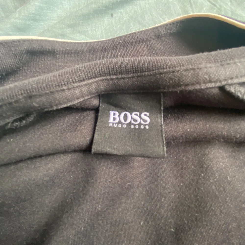 Tja säljer en Hugo Boss zip up som aldrig kommer till användning, den är använd fåtal gånger och har inga skador, nypris ungefär 1000kr mitt pris 200kr. Hoodies.