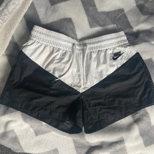 Nike Shorts - Tränings shorts i storlek xs. De är använda några gånger. Finns lite gul fläckar i insidan (se sista bild), kanske går att tvätta bort aldrig testat dock. Säljer pga de är för små för mig.