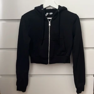 Svart luvtröja  - Luvtröja med en tunn, mjukt fodrad insida från H&M divided. Sparsamt använd utan defekter! 💗 