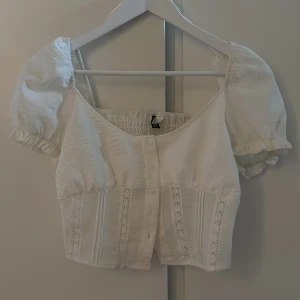 Blus - Fin vit blus från H&M som inte kommer till användning!😊