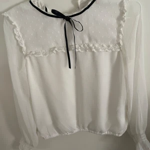 Vit blus - Super gullig vit blus i storlek 146. Säljer för 70 kronor. Inga fläckar eller någonting bra skick och jag säljer den för att den är förliten.🐳