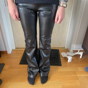 Skinnbyxor - Supersnygga skinnbyxor från Madlady. Bra skick, använd ett fåtal gånger. Hugh waist. Passar Xs-S