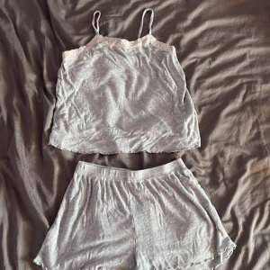 Väldigt stretchiga, Pyamas sätt  - Skönt material, väldigt stretch!  Spets upp på linnet! 