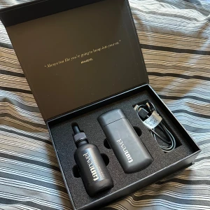 Tanrevel kit - Tanrevel starter kit. För ansiktet, själva färgen är snart slut (se sista bilden) men man kan köpa refill. Färgen som är i just nu heter luxury dark. Använder inte denna längre så den tar bara plats. Snart kommer det massa kläder ut också!