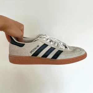 Så snygga beige/ svarta Adidas hanball spezial - Så snygga adidas handball Spezial i beige/svart! Använda under 10 gånger! Strl 41 1/3, jag har vanligtvis 41 och dom passar perfekt!