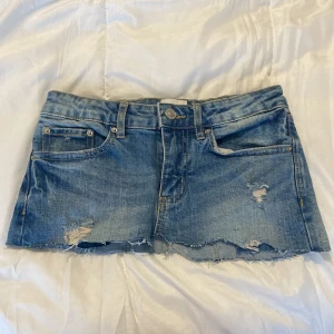 Jeanskjol - Hittade denna söta lilla jeanskjolen när jag rensade min garderob. Passar perfekt till sommaren eller om man ska gå på middag och vill vara lite extra fin💗 Kontakta mig vid intresse och fler bilder