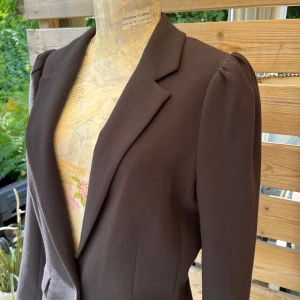 Söt kavaj i fint skick stl M - Jätte söt figursydd kavaj i fint skick. Stl M. Från H&M