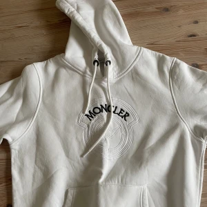 Moncler hoodie  - Använd en gång köpt för 4 000