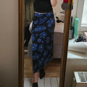 Blåblommig kjol monki - Säljer denna assnygga blåblommiga svarta kjol från monki! Aldrig kommit till användning så den är lite stor för mig. Lapp kvar!💙