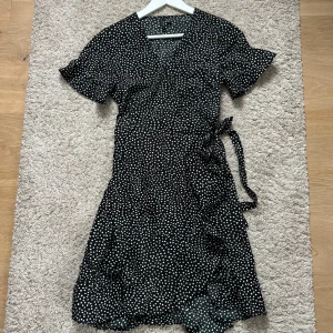 Wrap klänning - Söt wrap klänning från Vero Moda i storlek xs, perfekt i sommar, eller funkar kanske också som strandklänning💗