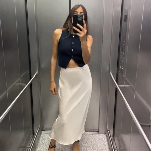 Blank kjol  - Säljer nu en super fin lång kjol från zara. Helt oanvänd med prislapp. Säljer pågrund av att den är för liten.