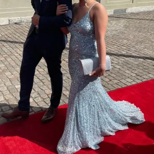 Balklänning - Säljer min fantastiskt vackra balklänning då den inte kommer komma till användning mer! Använd endast 1 gång utan defekter! Perfekt lång om du är mellan 160-170 cm! Skriv om ni vill ha mer bilder! 🩵