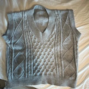 Väst  - Stickad väst som jag älskade förr men inte längre kommer till andvändning. Väldigt bra skick. Storlek s men passar även mindre och större. 