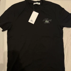 Lacoste T-shirt - Skön T-shirt, använd 0 gånger och vill sälja för att jag råka beställa fel storlek.