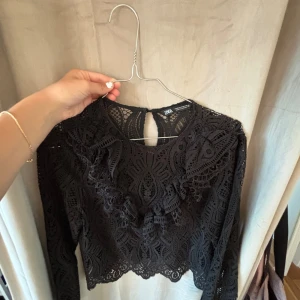 Svart finblus  - Super fin virkad volang blus 💕💕💕💕 Från Zara 