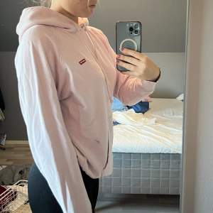 Hoodie från Levis som jag älskat och använt en del men tyvär inte kommer till användning längre. Storlek m men sitter även bra på mindre (är storlek s egentligen) 