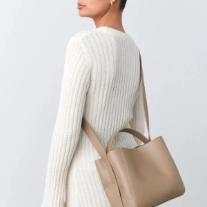 Pu midi bag  - Superfin väska från ginatricot i beige😍 slutsåld på hemsidan och i butik!  Superfint skick! Skicka till mig ifall ni vill se fler bilder❤️