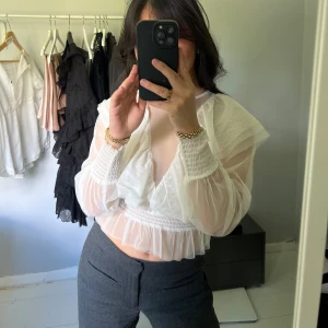 Topp - Tveka inte vid frågor! Säljs på grund av flytt och rensning 🌸