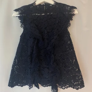 Zara topp - Säljer denna fina toppen från zara i bra skick, skriv vid frågor💕