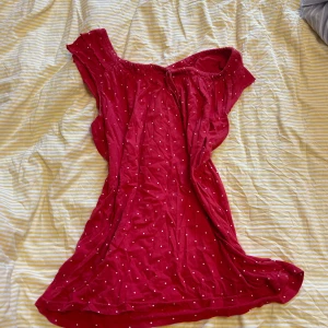 Söt vintage sommartopp☀️ -  Säljer denna prickiga söta sommartoppen då den inte riktigt passar mig längre! Storlek L står det i den men skulle säga att den sitter mer om en M. Hör av dig vid fler frågor eller om du vill ha fler bilder!❤️