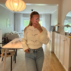 Stickad tröja  - Söt stickad tröja från Gina Tricot! Storlek XS, passar även mig som har S!💕  Kan finnas lite små nopprar men inget som syns på nära håll, går säkert att raka bort eller ta bort med noppermaskin!