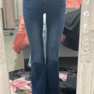 Mörkblå utsvängda byxor - Bra skick, använd ett fåtal gånger. 