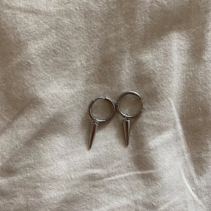 Edblad örhängen  - Säljer dessa coola Edblad örhängena! Använda max 4 gånger 🥰🥰