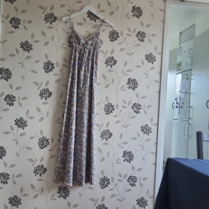 Klänning H&M, Strl: 34 - Blommig långklänning från H&M i storlek 34. Fint skick!