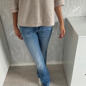 Lågmidjade bootcut crocker jeans! - Säljer pga av att de inte kommer till användning längre💓 Är i storlek 27/32. Frakt tillkommer!