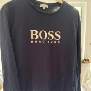 Hugo boss tröja - En fin Hugo boss långärmad tröja som är sparsamt använd