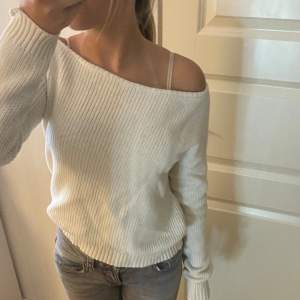 Säljer denna tröjan eftersom den blivit förliten för mig. Det är en one off shoulder tröja jag köpte från zalando men den är från even & Odd. Den är I bra skick.