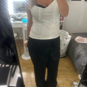 Linnebyxor  - Jättesnygga svarta linnebyxor. Helt perfekt nu i sommar. Lappen bak ör bortklippt men om jag minns rätt är den ifrån Kappahl och är i M eller L!❤️