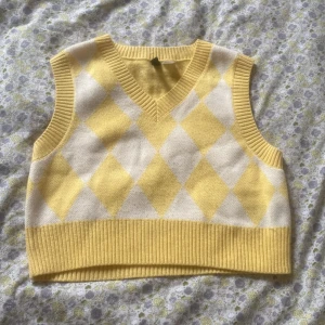Cropped väst - Gul och vit mönstrad väst storlek small från H&M Divided.