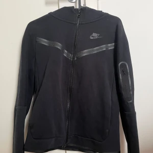 Nike tech fleece  - Säljer min Nike tech fleece som är köpt för 900kr och säljer den för 350 kr. Den är i utmärkt skick och kan fraktas eller mötas upp i Örebro. Varann är i storlek 148-158. Pris går att diskutera. fråga om du undrar nåt om den 