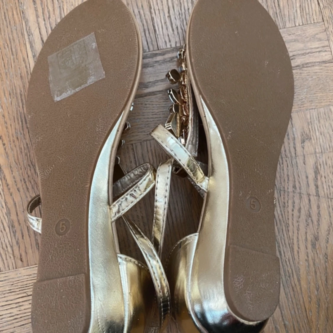 Guldiga sandaler med strassdetaljer från ATM - 92