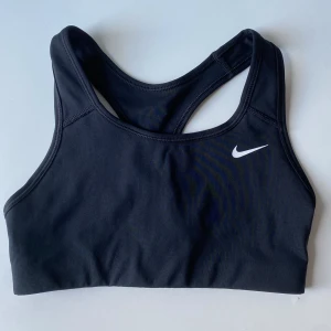 Sport BH - Säljer en helt oanvänd Nike sport BH. Så snygg rygg. Utan vaddering. Storlek XS men passar även S. 