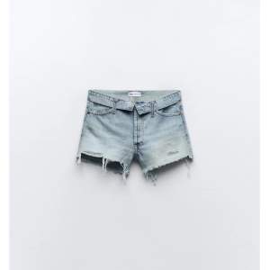 Helt nya shorts från zara helt ny med prislappen kvar. Endast testat, jag säljer den eftersom den är för liten för mig så jag kan inte skicka bilder med den på.         Dom är lowwasit. Skriv om du har fler frågor 💕