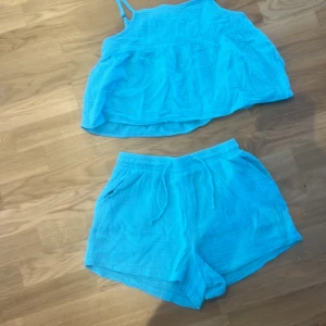 Turkost set med linneshorts och linnelinne - Skönt material. Sitter bra och inte så använd. Storlek 158/164. 