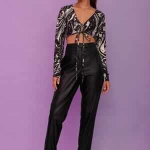 Topp  - Cool topp från NA-KD. Använt en gång 