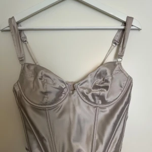 Korsett topp - Korsett topp från bikbok i storlek M, aldrig använd. 50:-